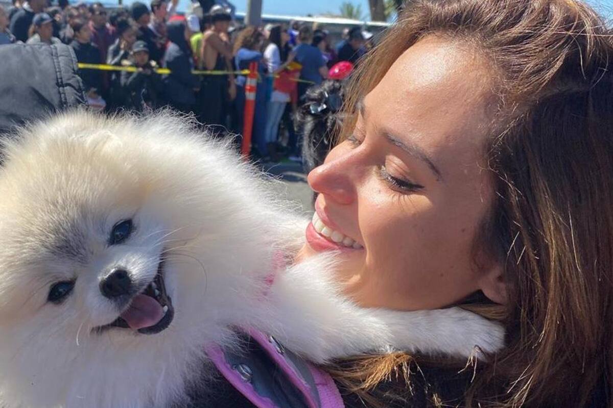 Yanet García le hace fiesta a su perrita en plena contingencia
