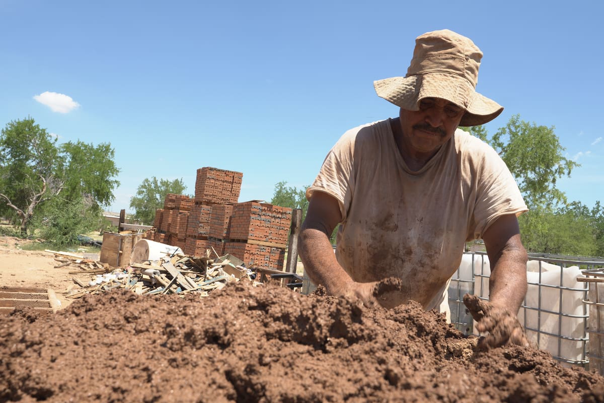 Entre jornadas bajo el Sol y hornos que alcanzan mil 200°C, ladrilleros de Hermosillo mantienen vivo un oficio familiar de más de 90 años pese al calor, la falta de mano de obra y la caída de la demanda