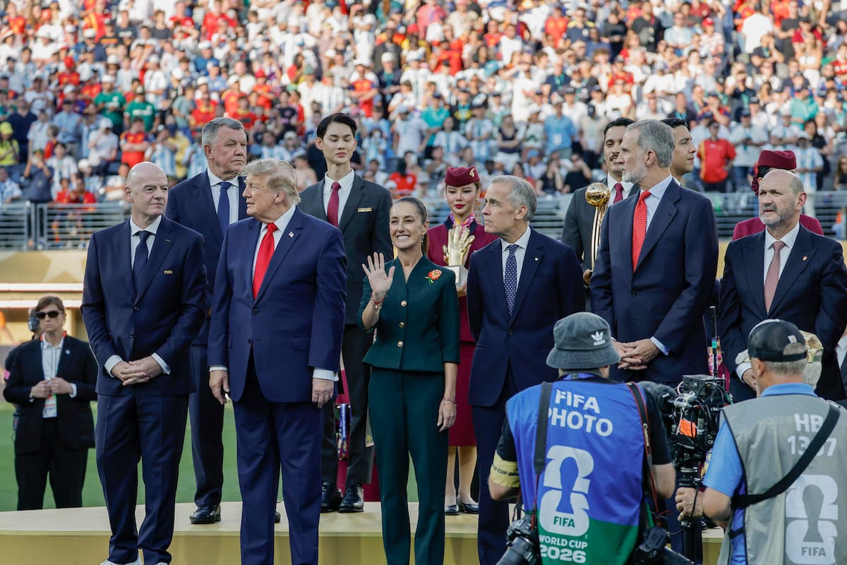 La presidenta deMéxico, Claudia Sheinbaum, junto a Gianni Infantino, presidente de la FIF, Donald Trump, presidente de los Estados Unidos, Mark Carney, primer ministro de Canadá y el Rey Felipe de España. (Foto: EFE)