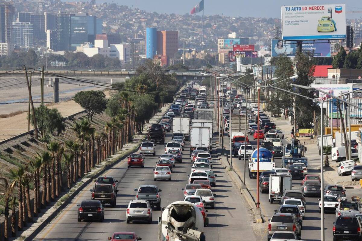 Tardan entre 2 y 3 horas para cruzar en carro a EU