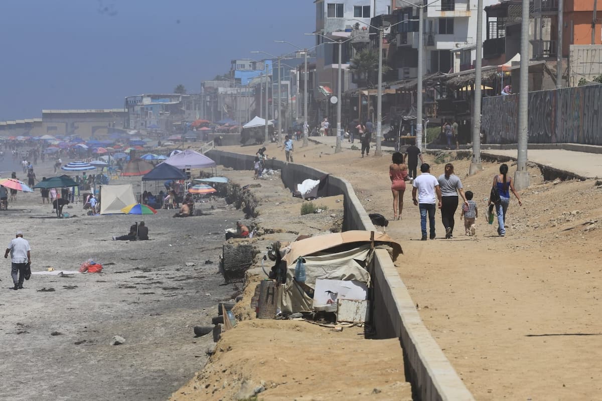 Familias tijuanenses acudieron al Malecón de Playas de Tijuana durante el último domingo de vacaciones. Foto: Sergio Ortiz