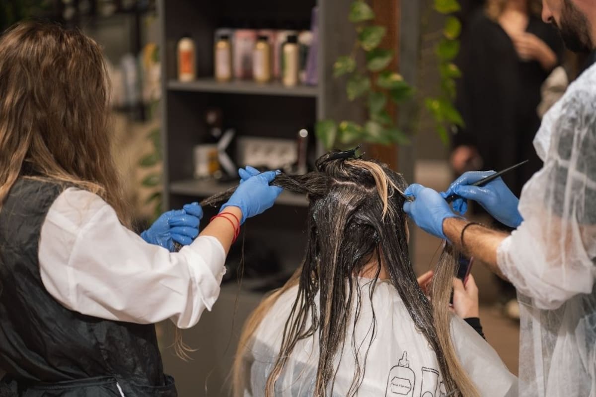 Un estilista experto confirma que es mejor teñirse el cabello cuando no está recién lavado, ya que conservar los aceites naturales actúa como una barrera que protege el cuero cabelludo de la irritación por químicos
