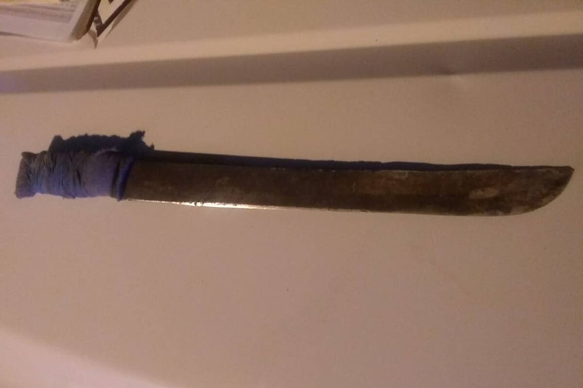 Detienen a menor con metanfetamina en su mochila y machete fajado