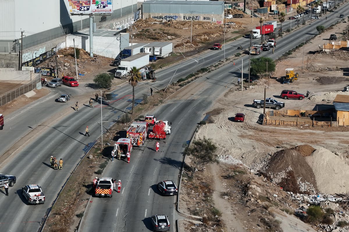 Volcadura de pipa deja 2 lesionados y 30 evacuados