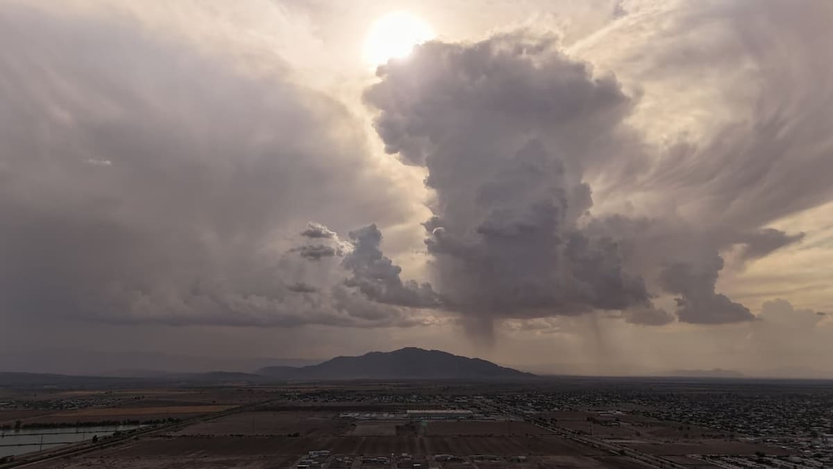 Un sistema de tormenta eléctrica se desplazó sobre Laguna Salada en dirección a Ocotillo, en el condado de Imperial, generando actividad eléctrica visible desde Mexicali.│Foto: Arturo Ceceña
