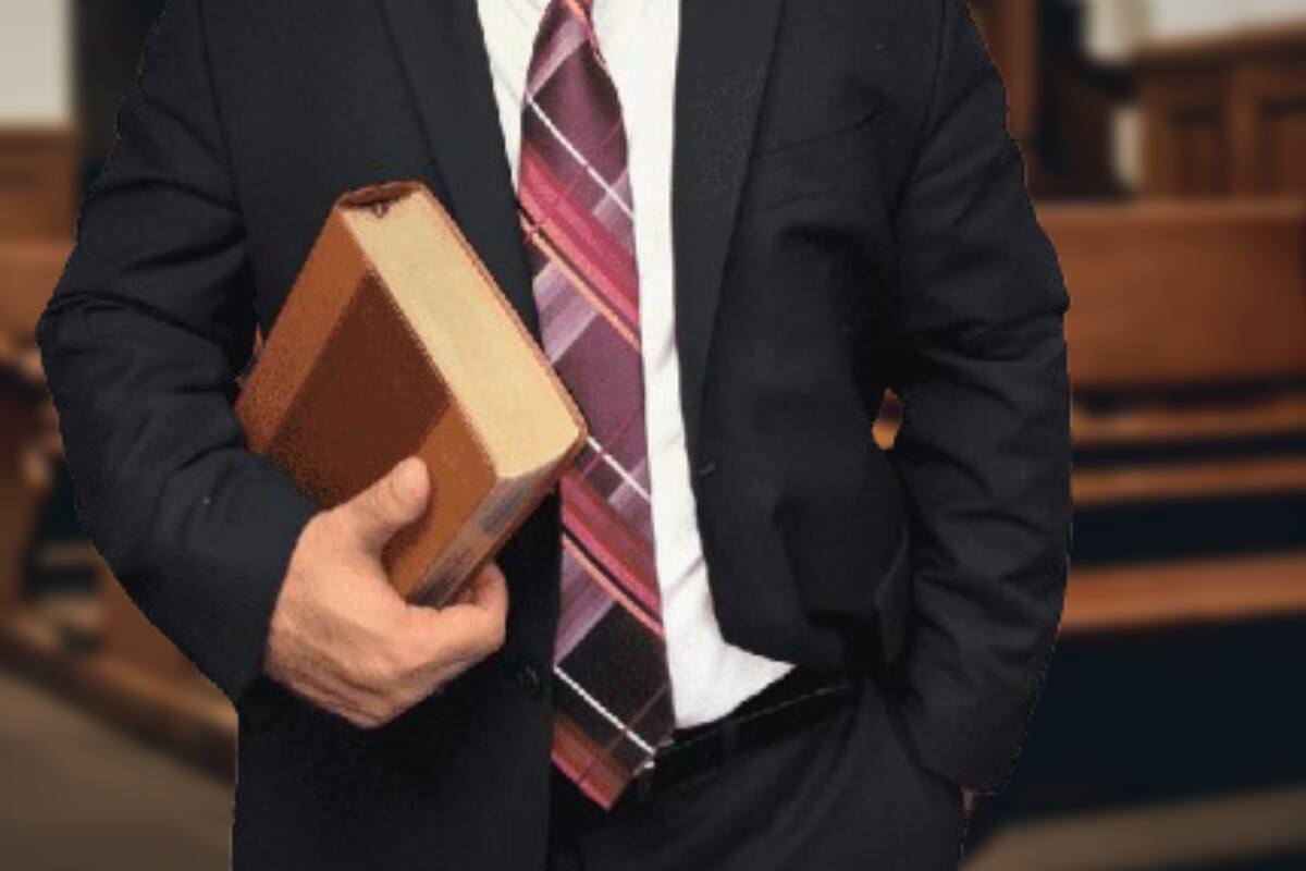 Pastor en EU es detenido tras colocar cámaras espías cerca de la iglesia y por pornografía infantil