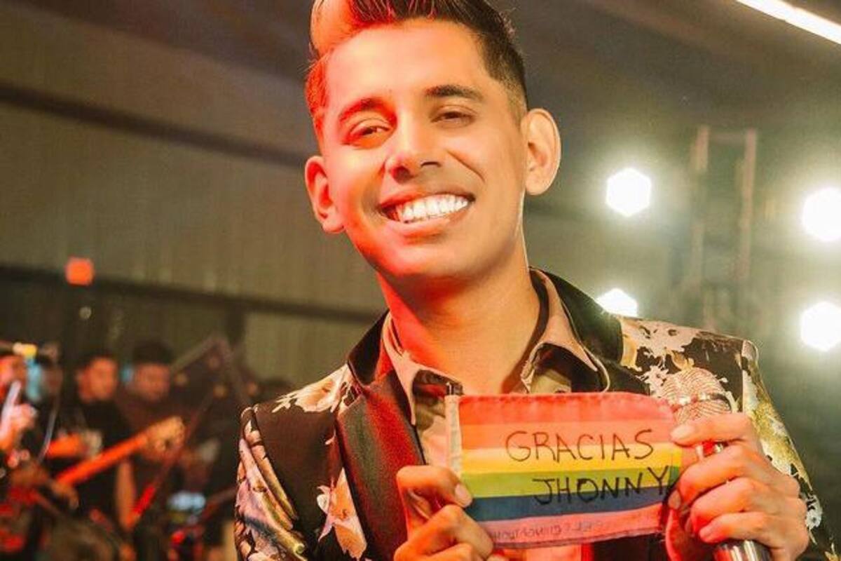 Johnny Caz defiende su postura por bandera gay