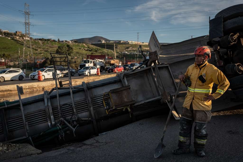 El conductor de la unidad perdió el control lo que provocó que la pipa terminara volcada. Foto: Border Zoom