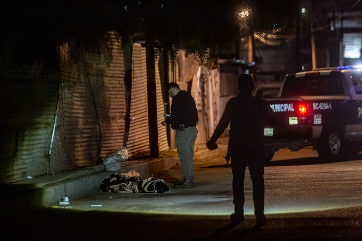 Abandonan cadáver encobijado en la vía pública