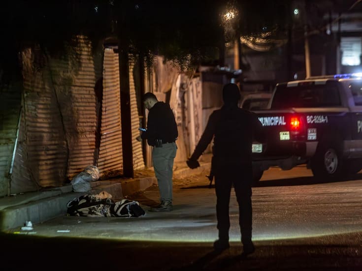 Abandonan cadáver encobijado en la vía pública