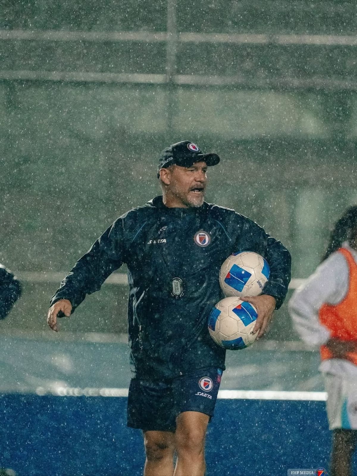 Sébastien Migné entrenando a Haití bajo la lluvia en su campamento de "local" en Curazao. (Foto: @sebastien_migne)