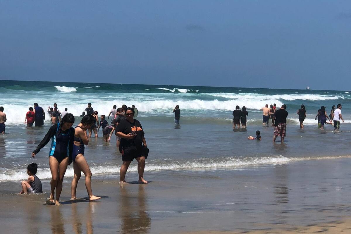 Familias disfrutan último fin de semana de vacaciones en las playas de Rosarito