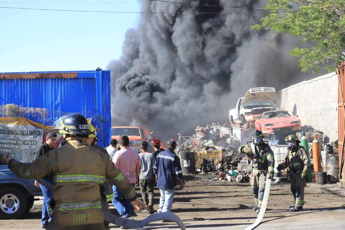 Hermosillo: Fuerte incendio y explosiones en yunque ubicado en la colonia Ladrilleros