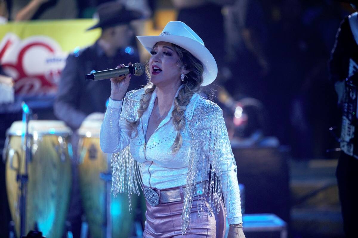 Recordada por su trayectoria como vocalista de Grupo Límite, Alicia Villarreal no tardó en conectar con los fans presentes.