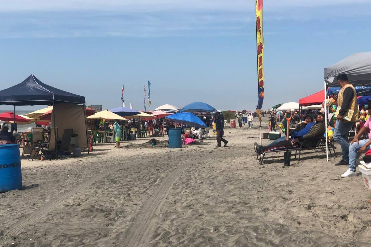 Colocan banderas rojas tras alto oleaje en Rosarito