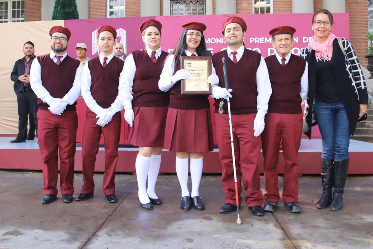 Premian a ganadores del Desfile Cívico Deportivo