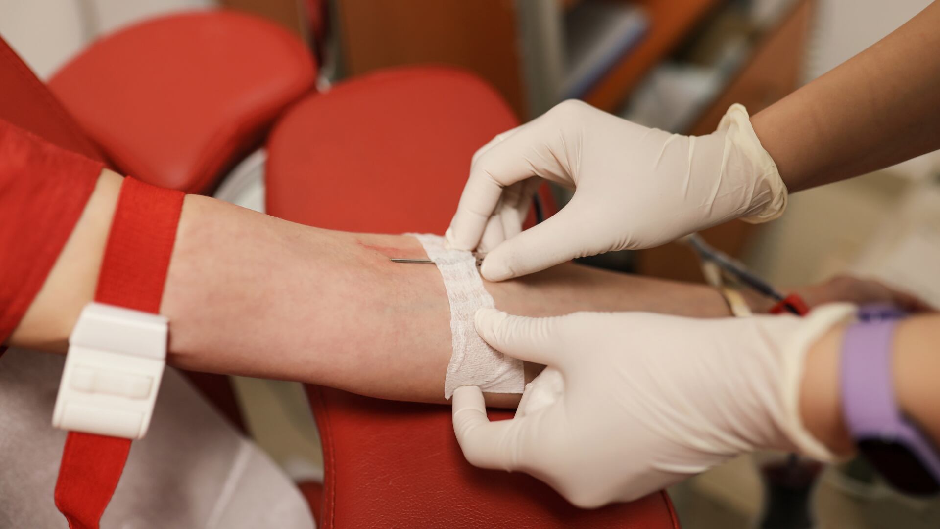 Donar sangre es un acto simple que puede salvar hasta cuatro vidas y beneficia tanto a quien la recibe como al donante/Foto: Canva