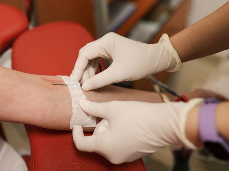 Escasez de sangre declara la Cruz Roja en EEUU y pide a la población donar urgente; el clima invernal y la temporada de gripe habrían reducido las donaciones