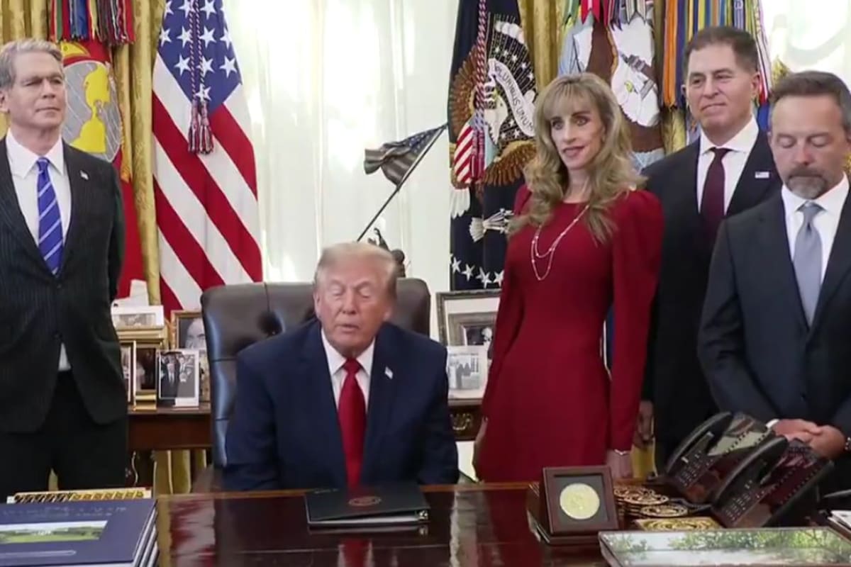 ¿Quién era la mujer de rojo junto a Trump? Susan Dell se vuelve viral por su apariencia y provoca teorías conspirativas en redes