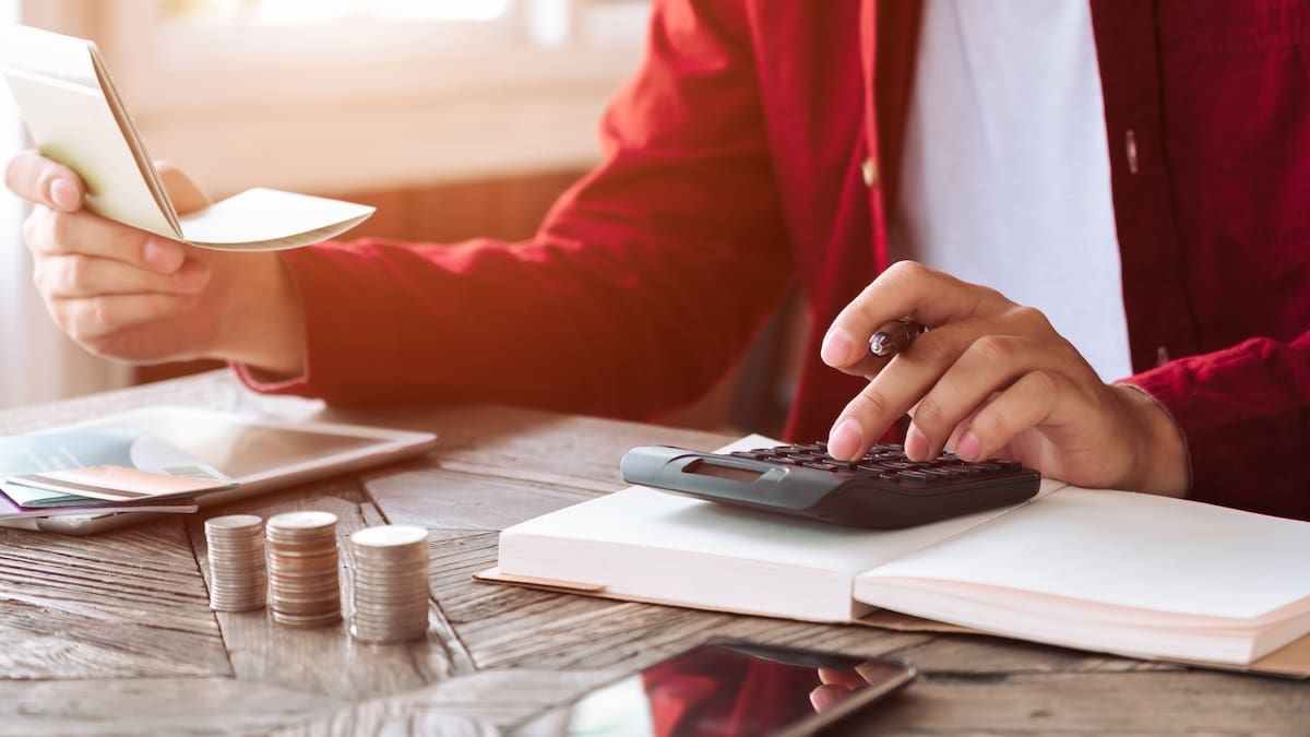 El ahorro puede hacer que pierdas tu dinero y una forma de protegerlo es invertirlo