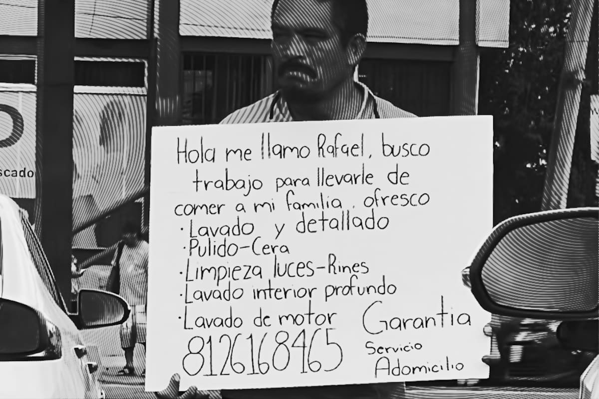 ‘Me llamo Rafael, busco trabajo para llevarle de comer a mi familia’: hombre conmueve tras salir a las calles con un cartel en busca de empleo