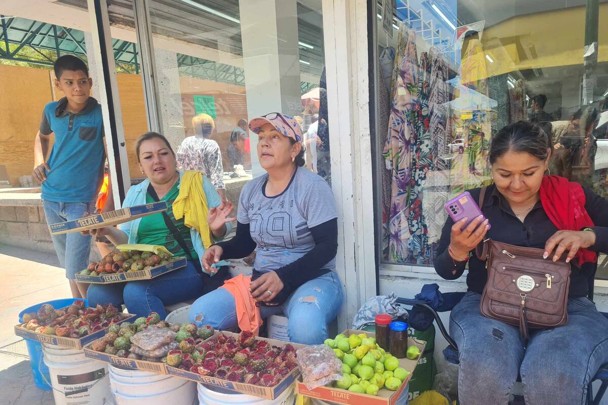 Vendedores de pitayas reciben advertencias para dejar de vender en el Centro de Hermosillo