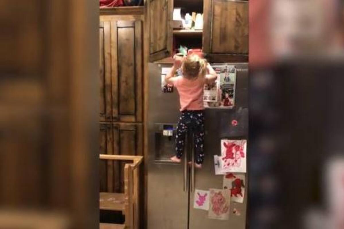 VIDEO: Niña sorprende al trepar por el refrigerador para agarrar galletas