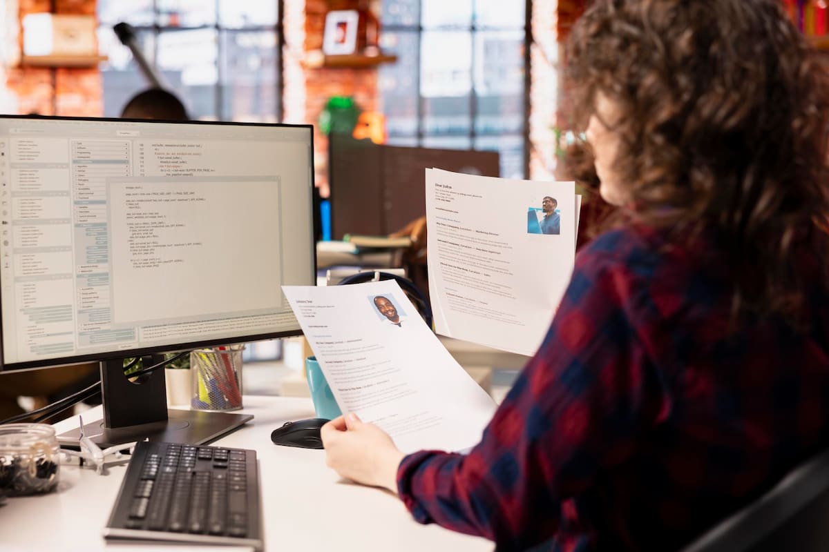 La experta detalló que los reclutadores se apoyan de programas de IA para seleccionar los perfiles, lo que hace que el currículum vitae adquiera mayor relevancia. | Foto: Magnific