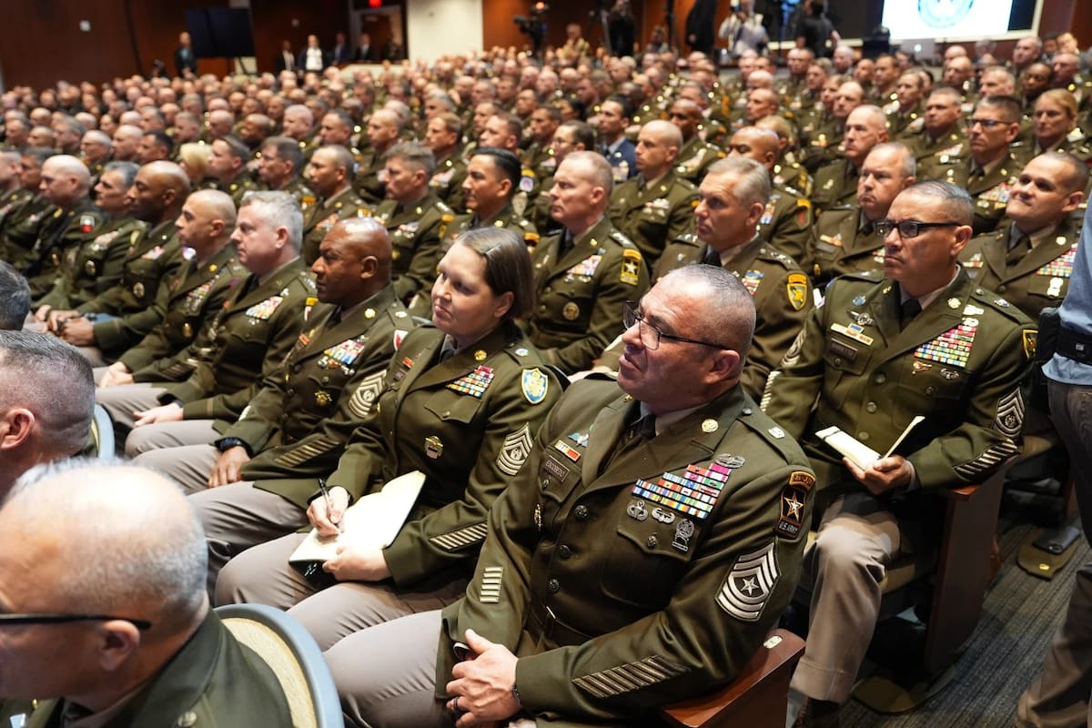Altos mandos militares estadounidenses escuchan el discurso del presidente Donald Trump en la Base del Cuerpo de Marines de Quantico, el martes 30 de septiembre de 2025 en Quantico, Virginia. | Crédito: AP/Evan Vucci
