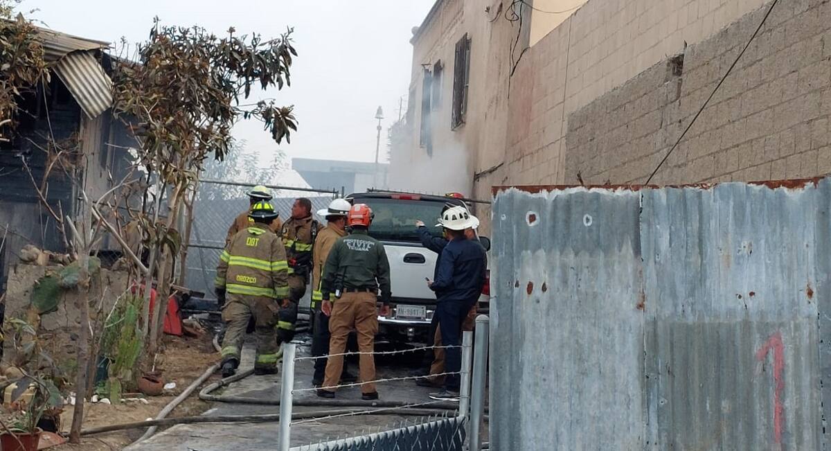 Unidades de Bomberos, Policía Municipal y Protección Civil acudieron al lugar del siniestro.
