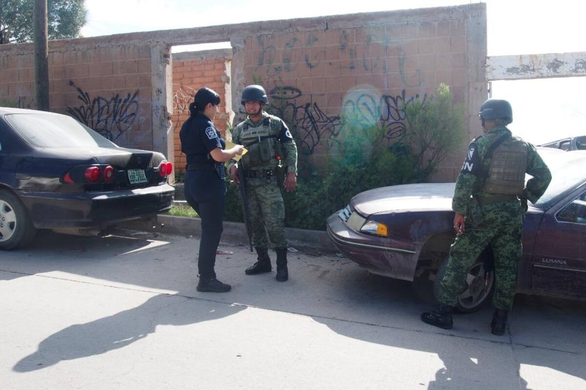 Retiran autos chatarra de la calle en Nogales
