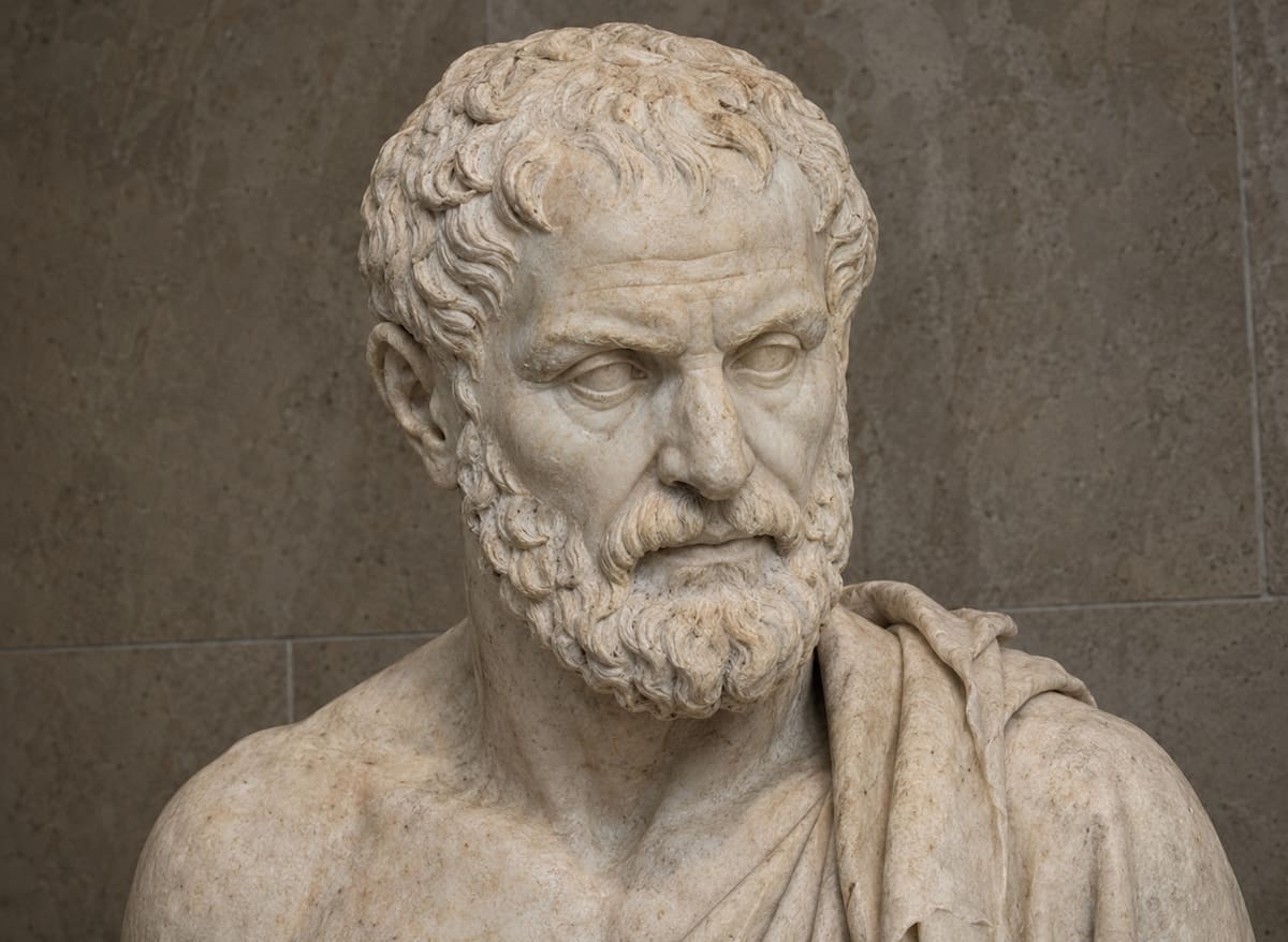 Heráclito, filósofo griego asociado con la idea de que todo cambia y nada permanece igual, representado en una escultura de estilo clásico. | Imagen de IA (ChatGPT)