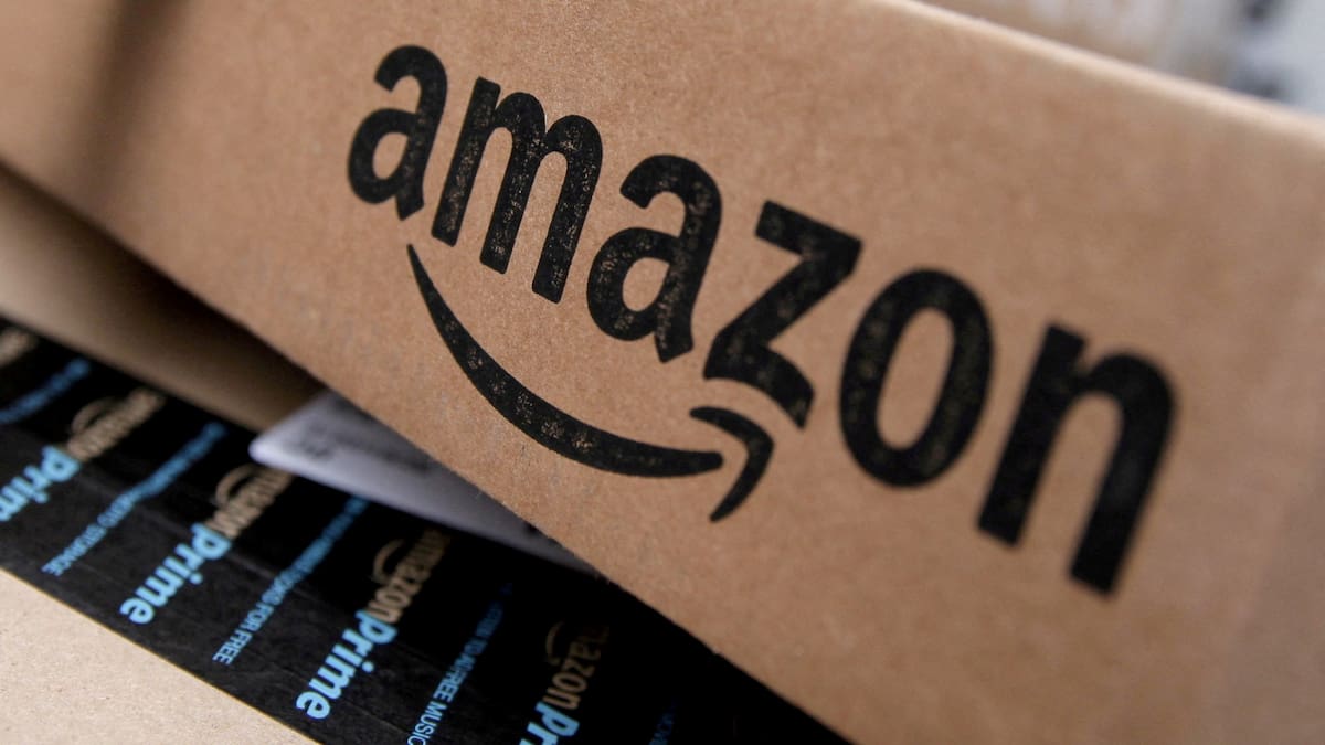 Una mujer fue condenada a 16 años de prisión por participar en un fraude que desvió 9.4 millones de dólares de Amazon mediante proveedores ficticios y facturas falsas. (REUTERS)