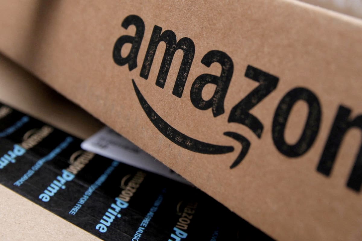 Una mujer desvió 9.4 millones de dólares de Amazon mediante proveedores ficticios y facturas falsas, utilizó parte del dinero para comprar bienes de lujo y terminó condenada a 16 años de prisión