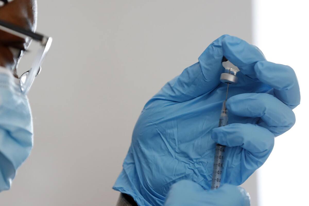 Pfizer presiona para aplicar tercera dosis en EU