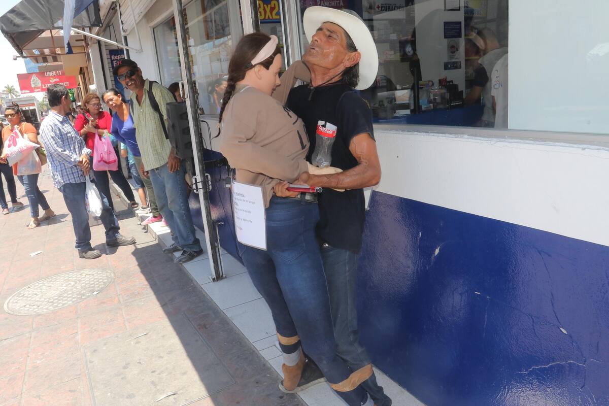 Trabaja Abelardo bailando con Nayeli... su fiel maniquí