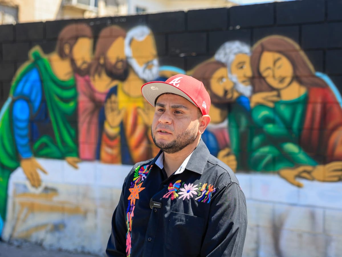 , Ramses Larios Verdugo, explicó que la obra presenta actualmente un avance de entre 60 y 70 por ciento, acompañado de 7 artistas locales que apoyan en la intervención de la barda y una casa que se encontraba abandonada. l Foto: Juan J. Morales