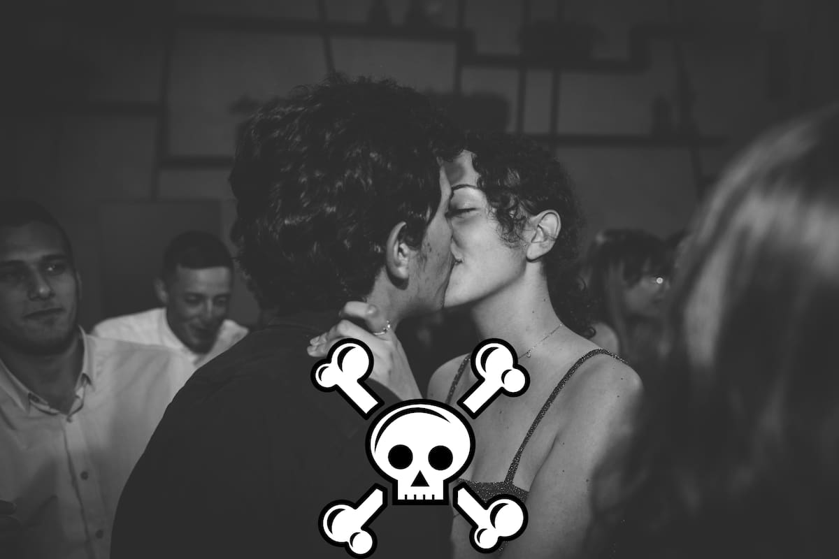 Debido a una enfermedad crónica, un solo beso podría matarla: estas son las estrictas reglas que deben seguir para besarla