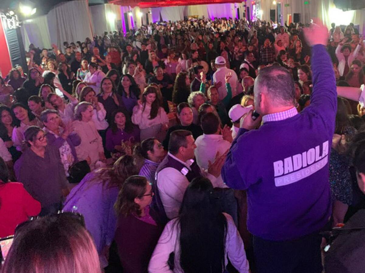 Miguel Ángel Badiola, candidato a la Alcaldía de Tijuana, se reúne con cientos de mujeres.