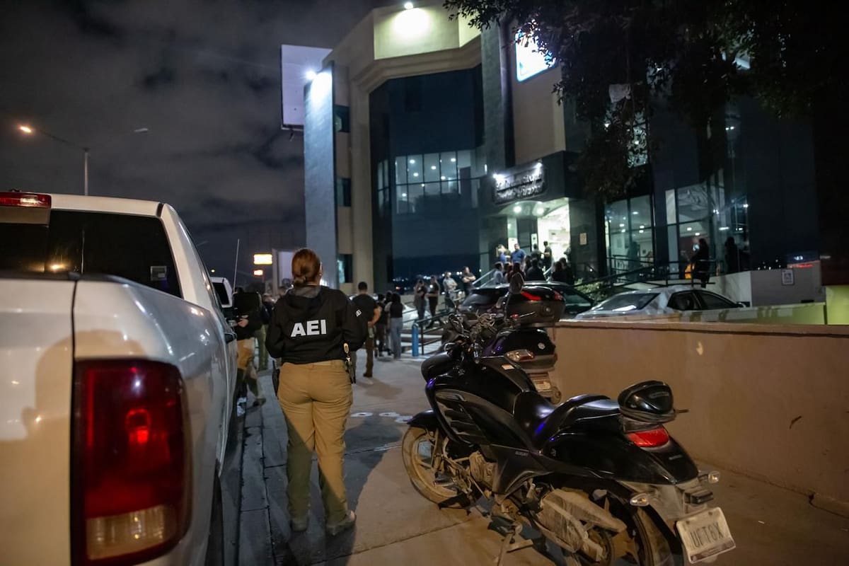 La situación generó inconformidad entre los familiares presentes. Foto: Border Zoom