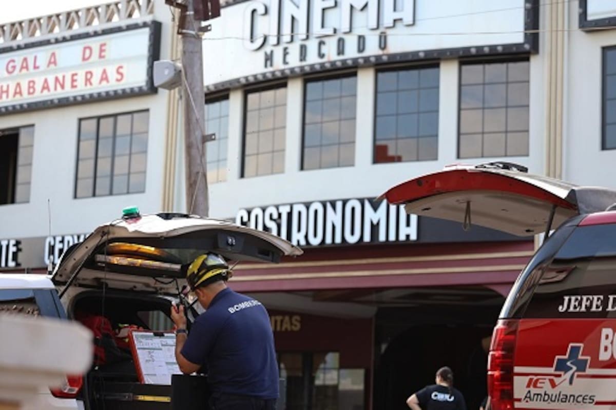 Incendio en cine Curto provoca cierre de calles en el centro histórico
