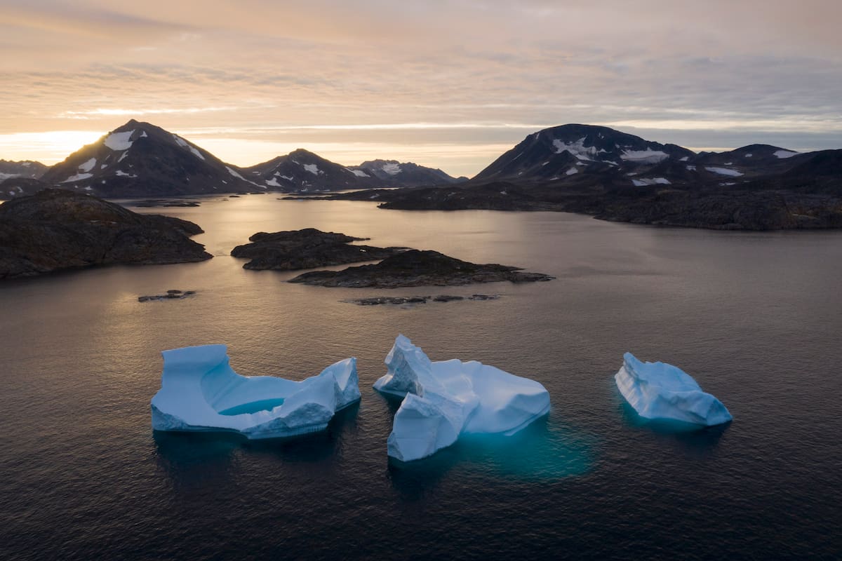Fotografía de archivo del 16 de agosto de 2019 de icebergs flotando al salir el sol cerca de Kulusuk, Groenlandia. (AP Foto/Felipe Dana, Archivo)