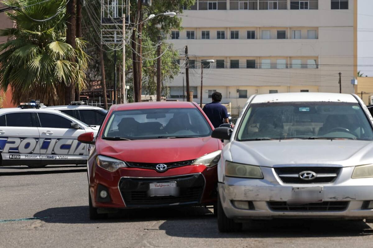 Muere hombre al volante a metros del IMSS