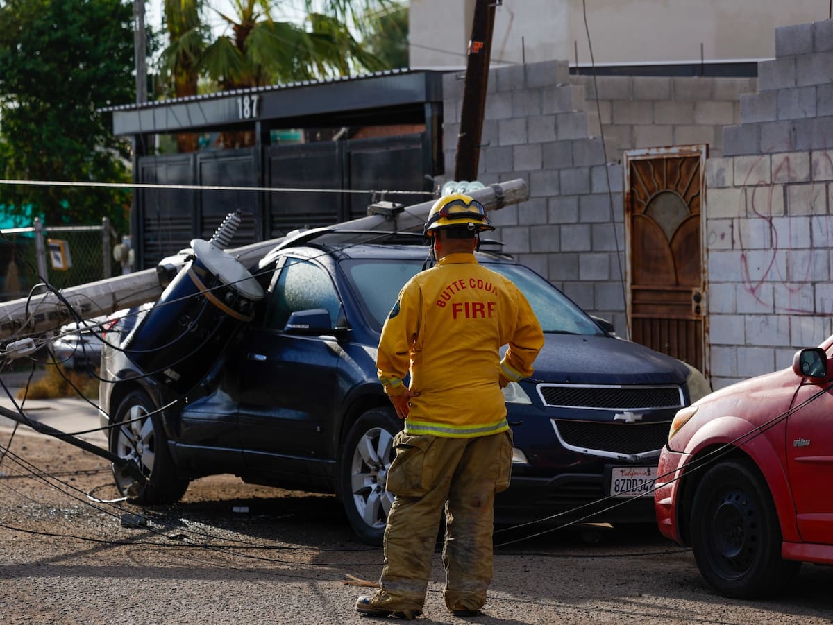 Tormenta deja daños en Mexicali. Un poste derribado por la fuerte tormenta del viernes cayó sobre vehículos particulares, mientras elementos del Heroico Cuerpo de Bomberos atendieron reportes de emergencia en distintos puntos de la ciudad. Juan J. Morales/LA CRÓNICA