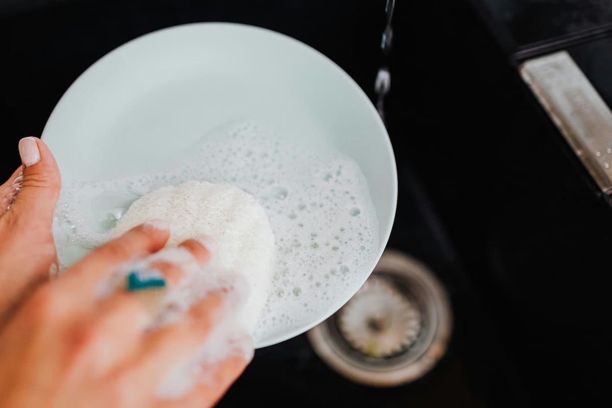 Por qué los platos limpios pueden oler mal