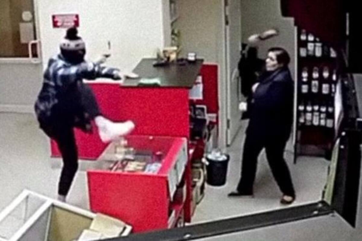 Hombre asalta un café con objeto plástico en forma de pistola