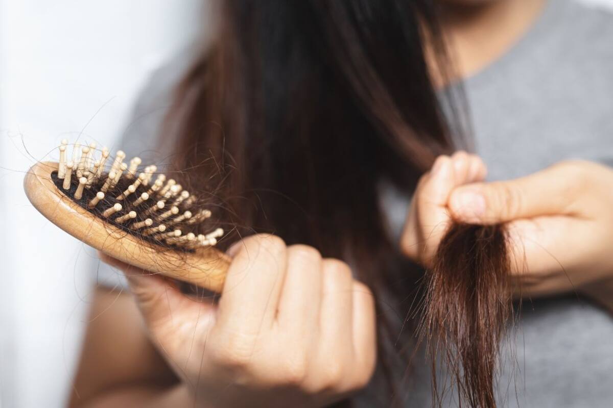 Ocho hábitos diarios que dañan el cabello sin que lo notes y por qué dermatólogos alertan sobre caída, resequedad y pérdida de brillo a largo plazo