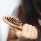 Ocho hábitos diarios que dañan el cabello sin que lo notes y por qué dermatólogos alertan sobre caída, resequedad y pérdida de brillo a largo plazo