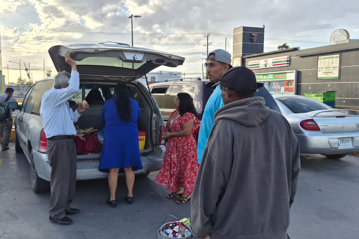 Llevan alimento y esperanza a familiares y personas sin hogar afuera del Hospital General