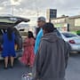Llevan alimento y esperanza a familiares y personas sin hogar afuera del Hospital General